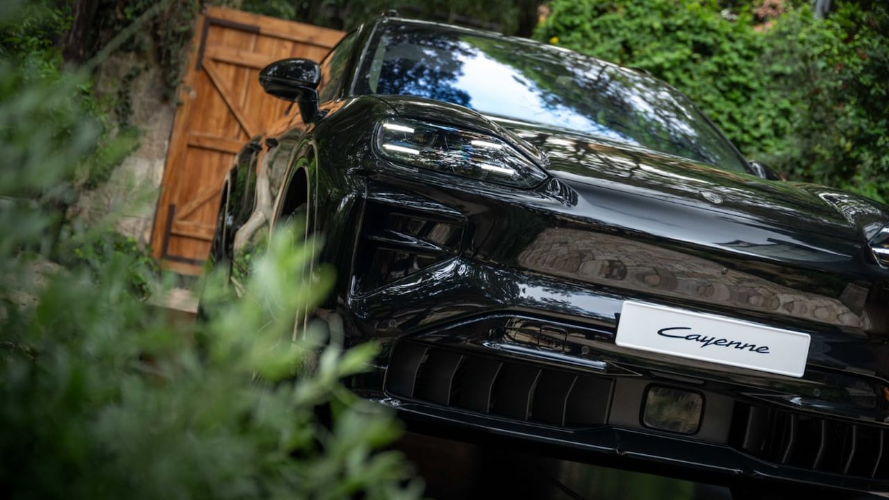 El Porsche Cayenne Electric llega al mercado colombiano como una de las novedades eléctricas de la marca alemana.
