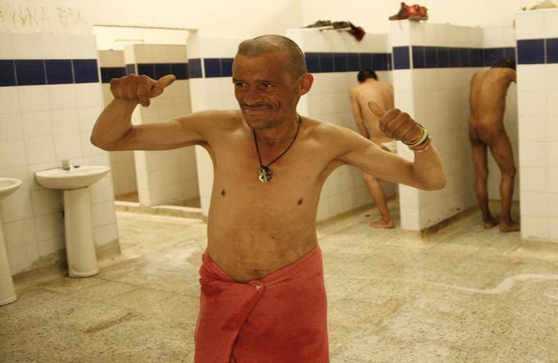 En los centros de acogida se les da la oportunidad de tomar una ducha y les entregan ropa limpia a los habitantes de calle.  Foto: León Darío Peláez.