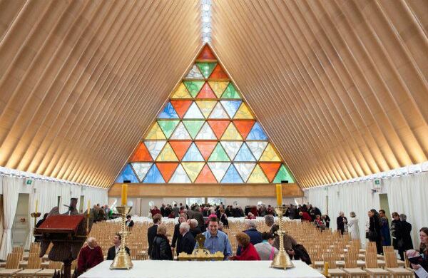 La catedral de cartón, en Christchurch, Nueva Zelanda abrió sus puertas en agosto de 2013. A la catedral, le caben unas 700 personas sentadas. 
