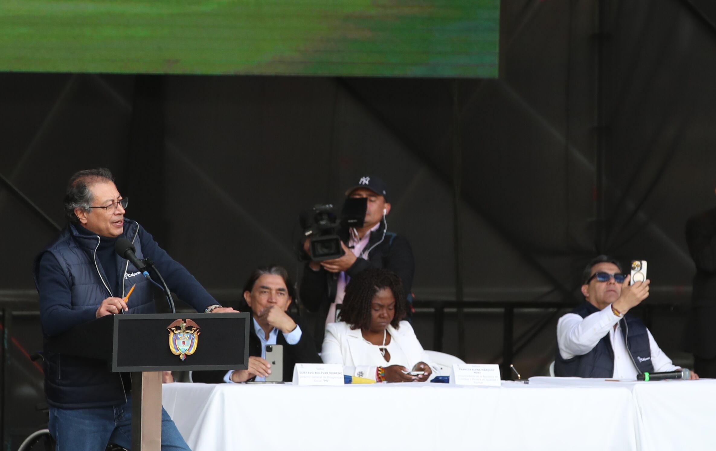 Presidente Gustavo Petro sanciona la Reforma Pensional en la Plaza de Bolívar para ponerle la firma la ley ante cientos de adultos mayores