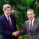 El enviado climático de EE. UU., John Kerry, y el director de la Oficina de la Comisión de Asuntos Exteriores del Comité Central del Partido Comunista de China, Wang Yi (R), se dan la mano antes de una reunión en el Gran Salón del Pueblo en Beijing el 18 de julio de 2023. (Foto por FLORENCIA LO / PISCINA / AFP)