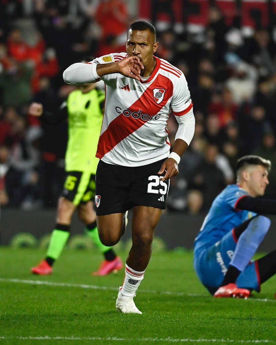 Salomón Rondón marcó ante Barracas Central.
