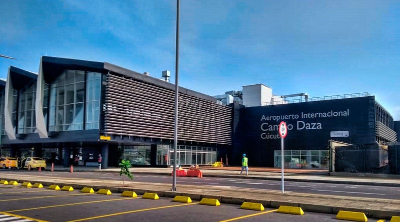 Cuatro veces fueron reprogramados los vuelos tras la afectación del rayo en un avión.