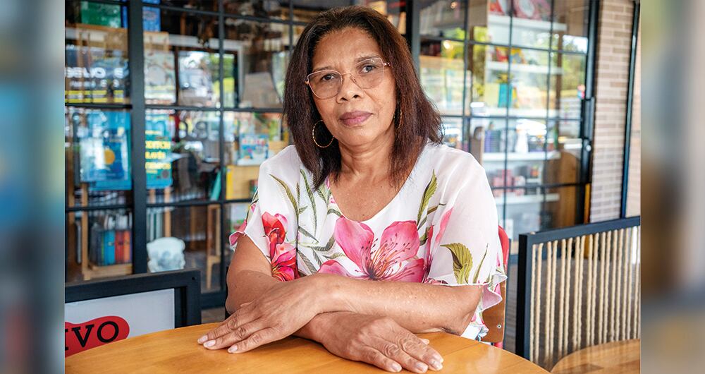 Después de ser una temida guerrillera, es modista, está entregada a Dios y escribió un libro junto con el politólogo Gustavo Duncan. Se titula Volver a ser Elda y es de la editorial Debate.