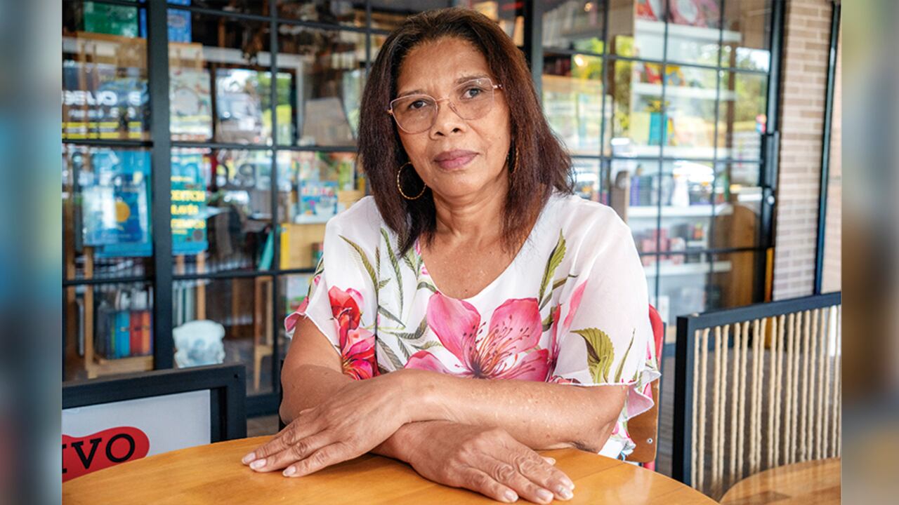 Después de ser una temida guerrillera, es modista, está entregada a Dios y escribió un libro junto con el politólogo Gustavo Duncan. Se titula Volver a ser Elda y es de la editorial Debate.