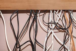 ¿Cómo ocultar los cables de la pared y el suelo?