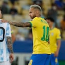 El brasileño Neymar saluda al argentino Lionel Messi antes de la final de la Copa América en el estadio Maracaná de Río de Janeiro, Brasil, el sábado 10 de julio de 2021. (AP Photo / Bruna Prado)