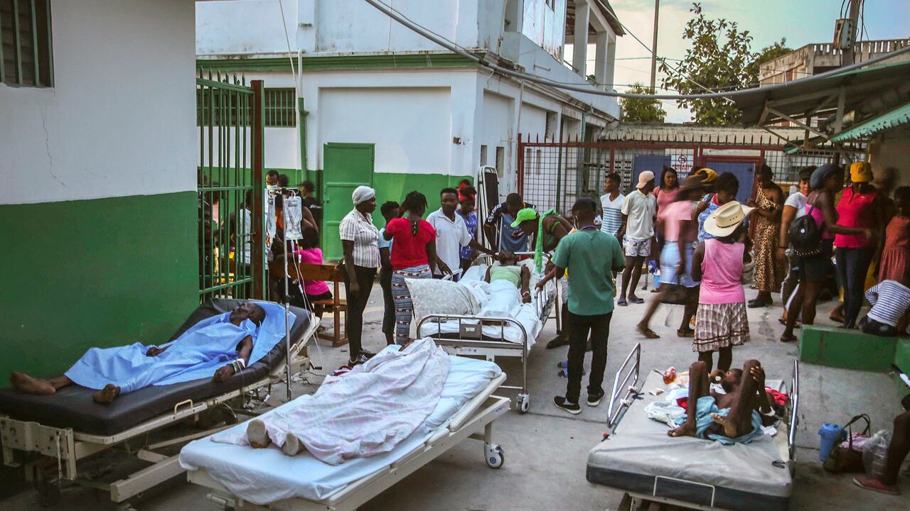 Personas heridas durante el terremoto son atendidas en el hospital de Les Cayes, Haití, el domingo 15 de agosto del 2021. Foto AP/Joseph Odelyn