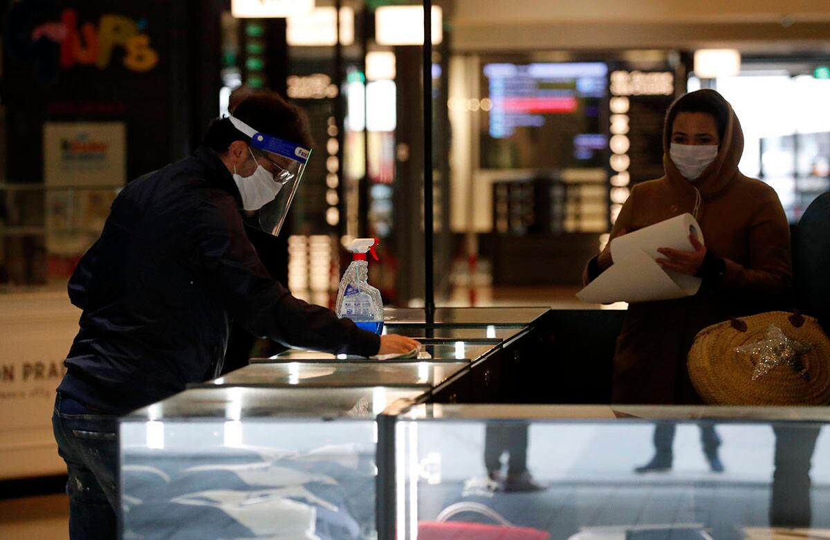 Empleados limpian su escritorio en un centro comercial el lunes 11 de mayo de 2020 en París. Foto: Francois Mori/AP