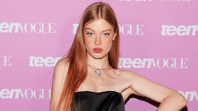 La modelo y activista trans, hija de Elon Musk, protagoniza la nueva campaña de Desigual, cuya puesta en escena y algunos de sus mensajes han sido interpretados como una posible referencia a su padre.