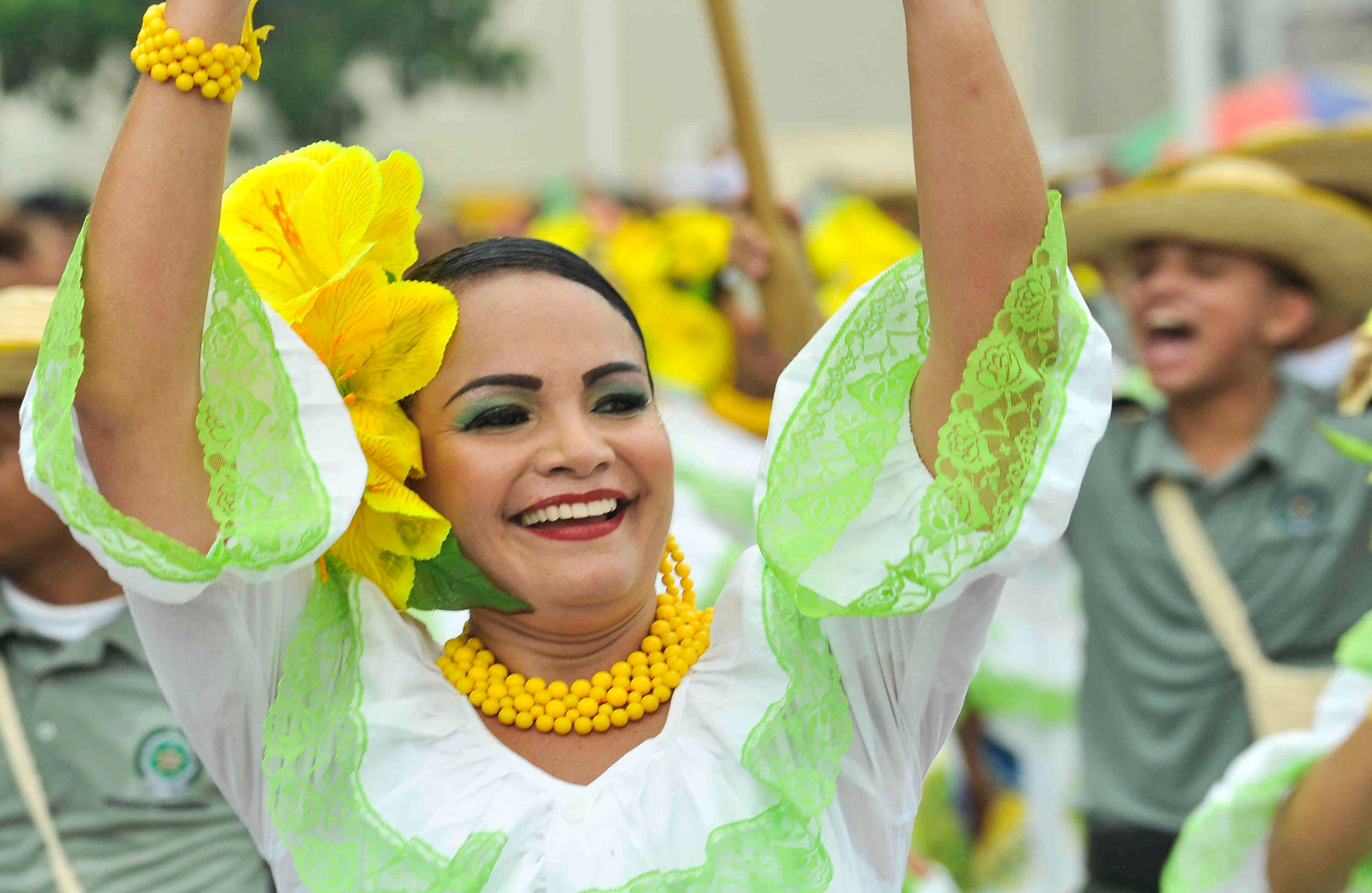 . Una mujer sonríe el jueves 27 de abril de 2017 durante el desfile multicolor de las tradicionales piloneras, con el que  se dio inicio  al quincuagésimo festival de la Leyenda Vallenata en Valledupar.  Foto: Carlos Julio Martínez/ Enviado Especial de Semana