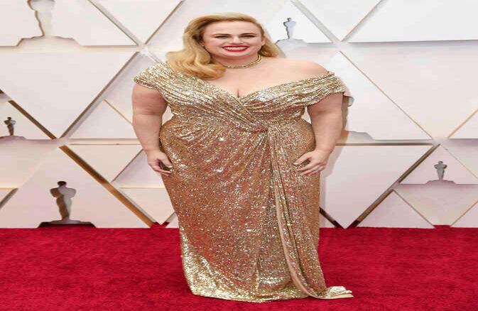 Rebel Wilson, la actriz y comediante australiana, lució un vestido brillante color dorado, firmado por Jason Wu. Foto: Richard Shotwell/ AP. 