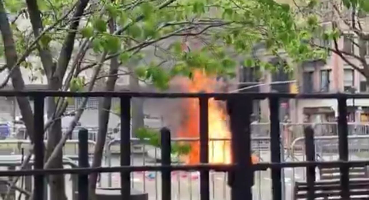 El fuego alertó a los transeúntes y a las autoridades policiales