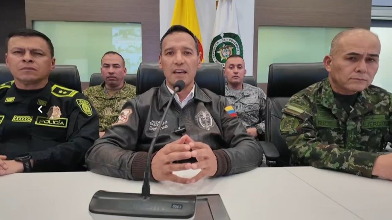 El exministro de Defensa, Pedro Sánchez, fue el encargado de hacer el anuncio.