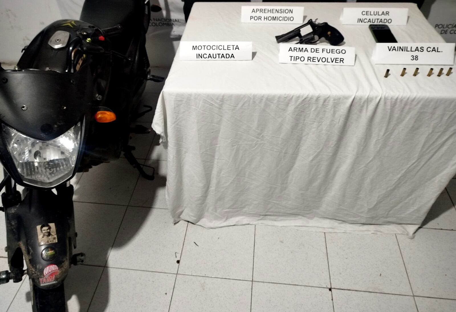 Moto con calcomanías de Pablo Escobar, arma y teléfono celular usados en crimen contra Juan Camilo Espinosa, concejal de San Andrés de Cuerquia.