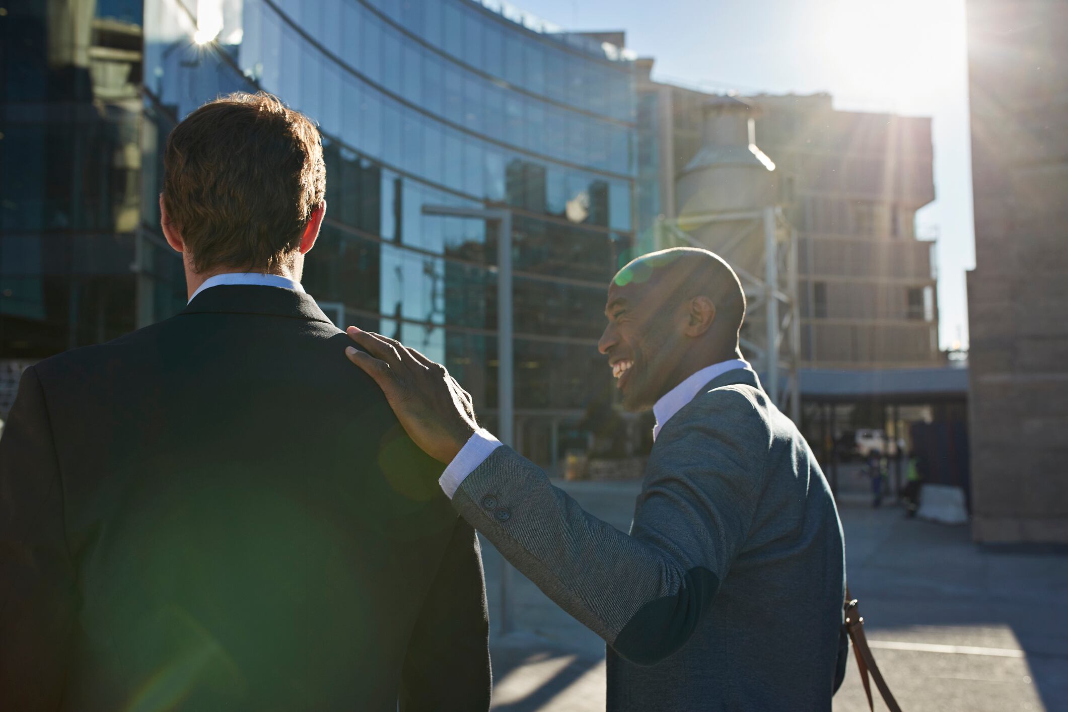 Realiza un experimento sencillo en casa para observar y comprender la presencia de electricidad estática en nuestro entorno.