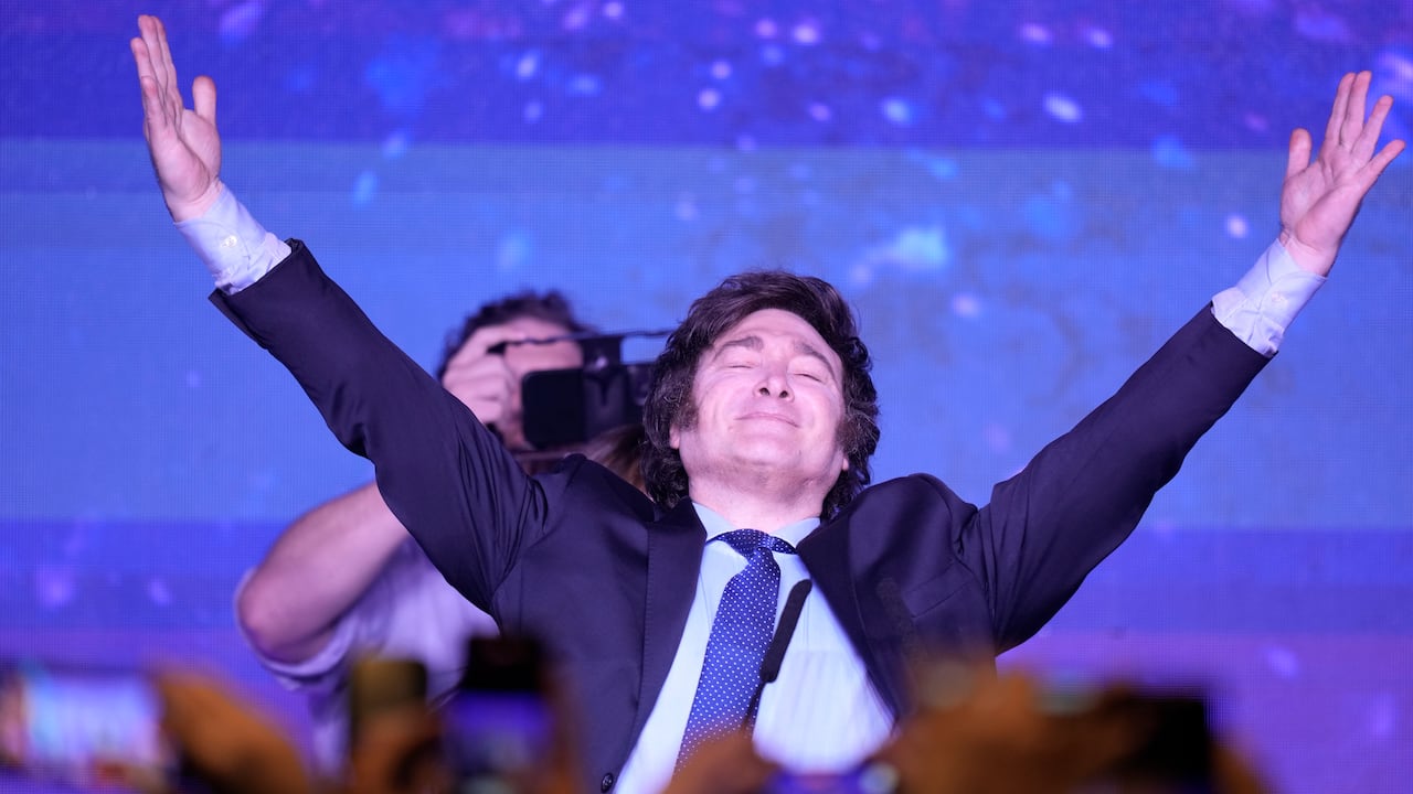 Javier Milei, el candidato presidencial de la coalición Liberty Advances, sonríe en la sede de su campaña luego del cierre de los colegios electorales durante las elecciones primarias en Buenos Aires, Argentina