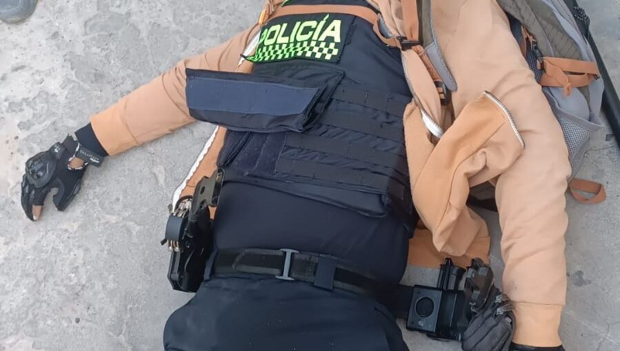 El cuerpo del uniformado quedó tendido en el anden