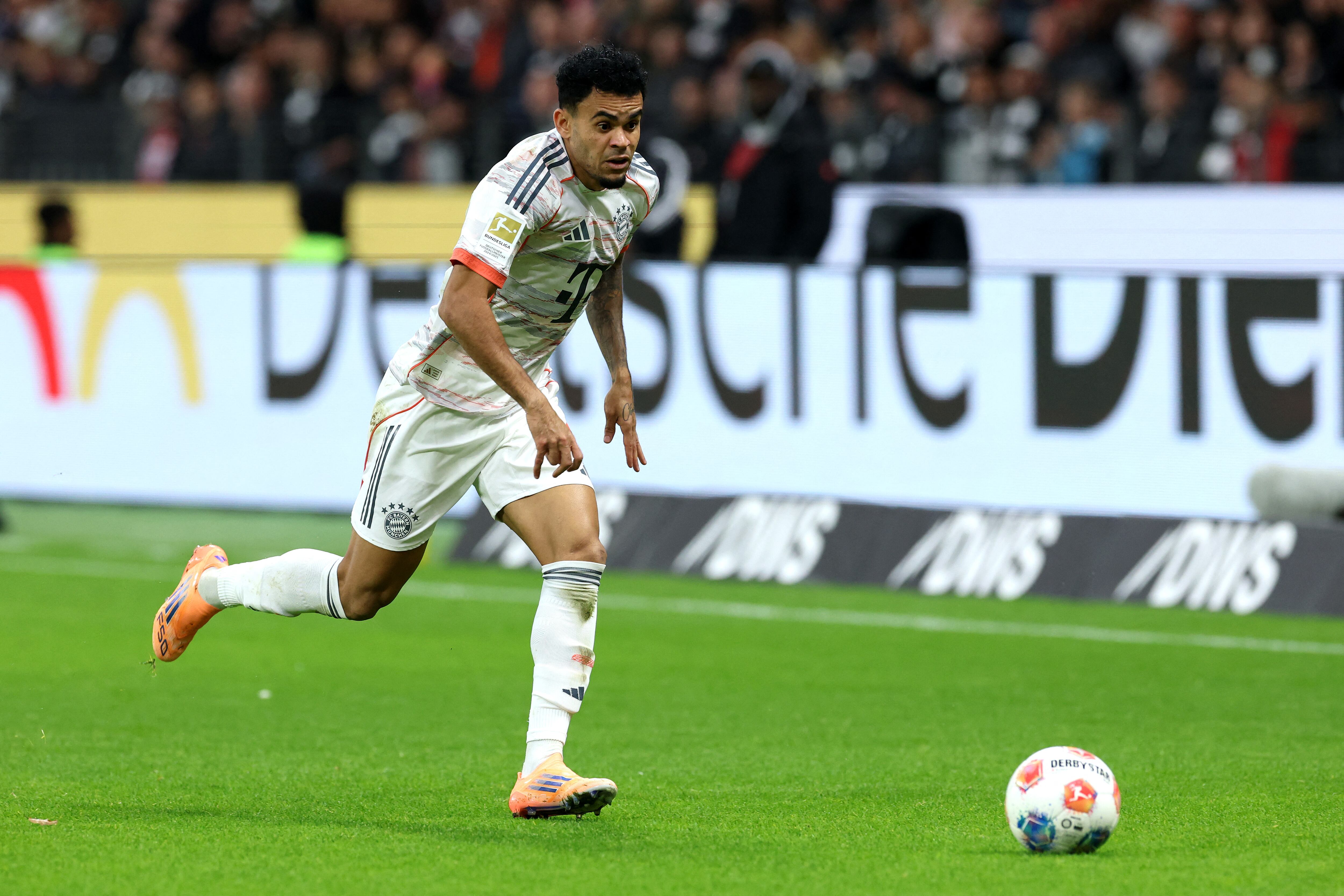 FRANKFURT AM MAIN, GERMANY - OCTOBER 04: Luis Diaz of Bayern Munich runs with the ball during the Bundesliga match between Eintracht Frankfurt and FC Bayern M�nchen at Deutsche Bank Park on October 04, 2025 in Frankfurt am Main, Germany. (Photo by Alexander Hassenstein/Getty Images) (Photo by ALEXANDER HASSENSTEIN / GETTY IMAGES EUROPE / Getty Images via AFP)