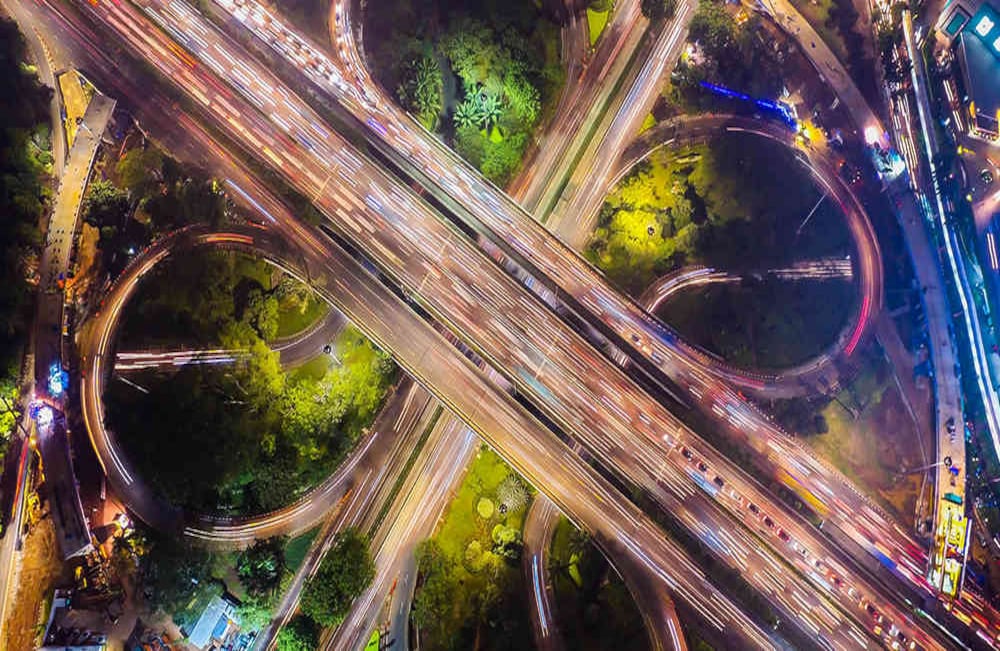 En las autopistas Waru – Juanda de Surabaya y Lingkar Luar de Yakarta opera el innovador servicio de cobro de peaje electrónico. Foto: iStock.