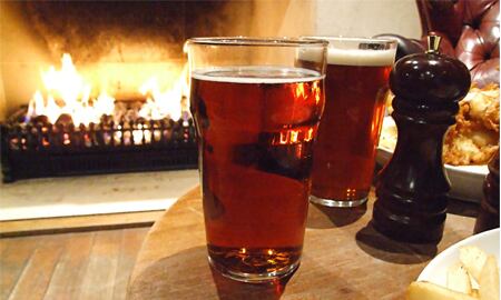 La cerveza es una bebida que se considera ácida y puede afectar el esmalte de los dientes.