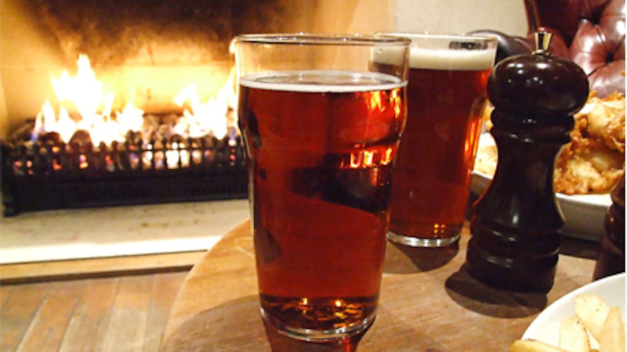 La cerveza es una bebida que se considera ácida y puede afectar el esmalte de los dientes.