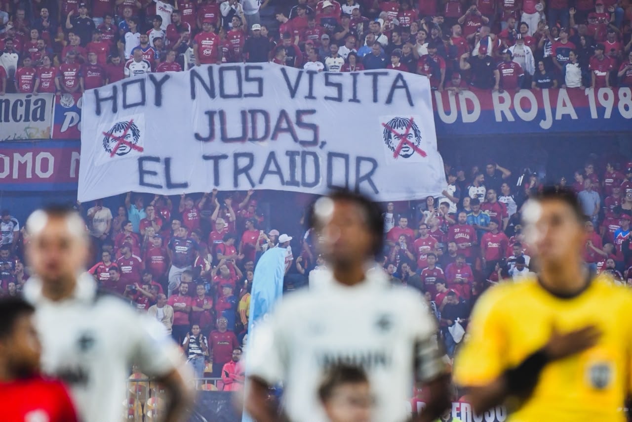 Trapo que hinchas del Medellín le dedican a Cuadrado