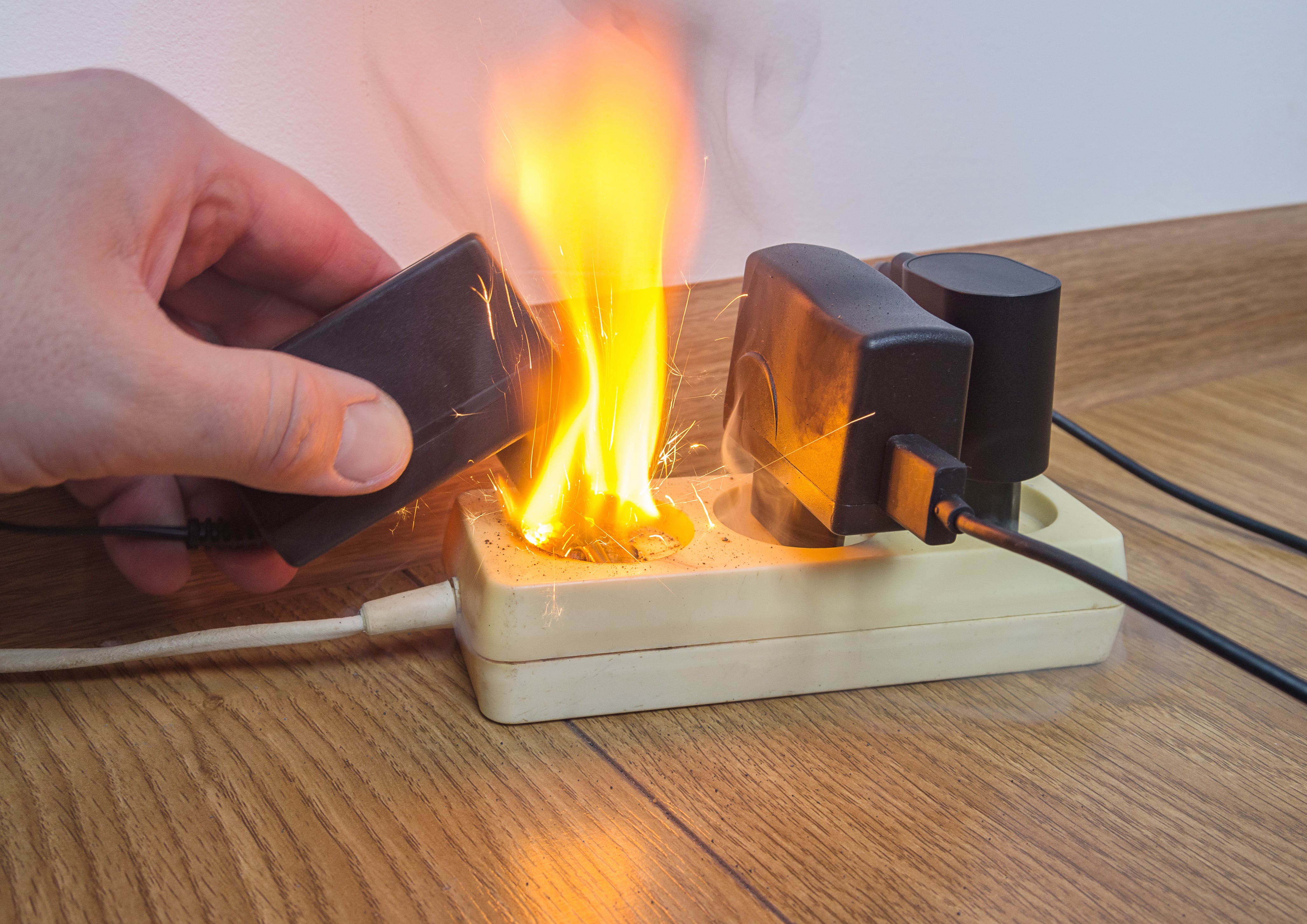 Si la regleta se sobrecarga, no solo se corre el riesgo de incendio, sino que también los dispositivos conectados pueden sufrir daños.