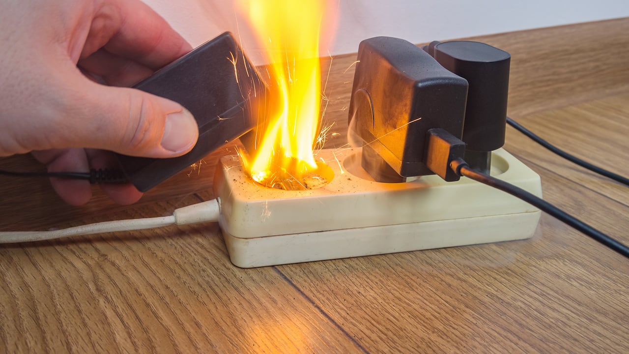 Si la regleta se sobrecarga, no solo se corre el riesgo de incendio, sino que también los dispositivos conectados pueden sufrir daños.