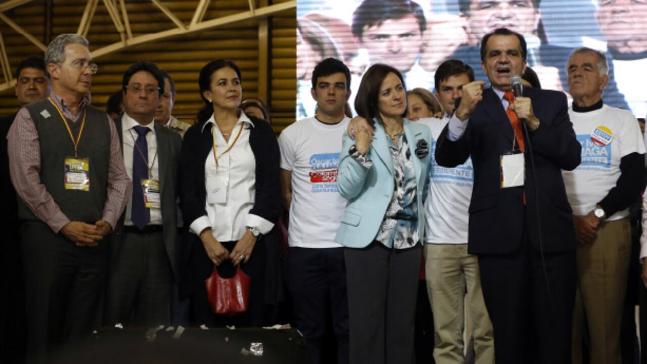 En su discurso de aceptación el nuevo candidato único del uribismo, el exministro Óscar Iván Zuluaga, prometió una campaña de ideas y no de insultos. También afirmó que la paz no se negocia con las Farc.