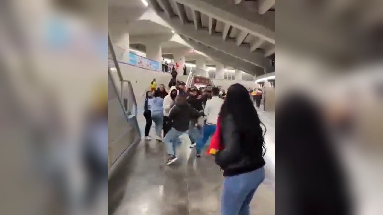 Los hinchas fueron grabados mientras peleaban en uno de los túneles del estadio.