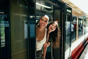Mujeres mirando por la puerta del tren