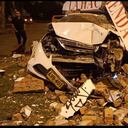 Así quedó incrustado en el arco el vehículo que chocó contra el mismo en la madrugada de este domingo.