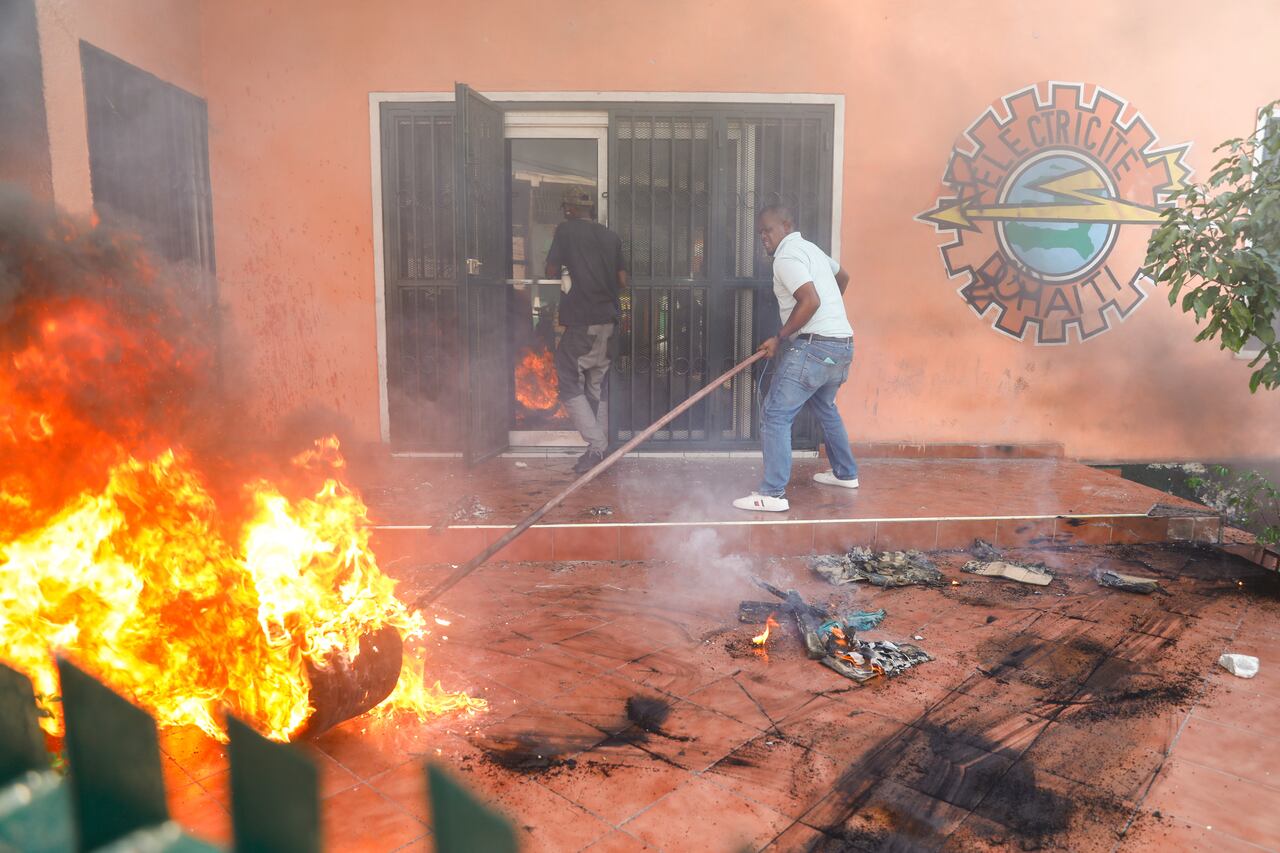 Calles de Puerto Príncipe estaban bloqueadas el viernes por barricadas de neumáticos en llamas.