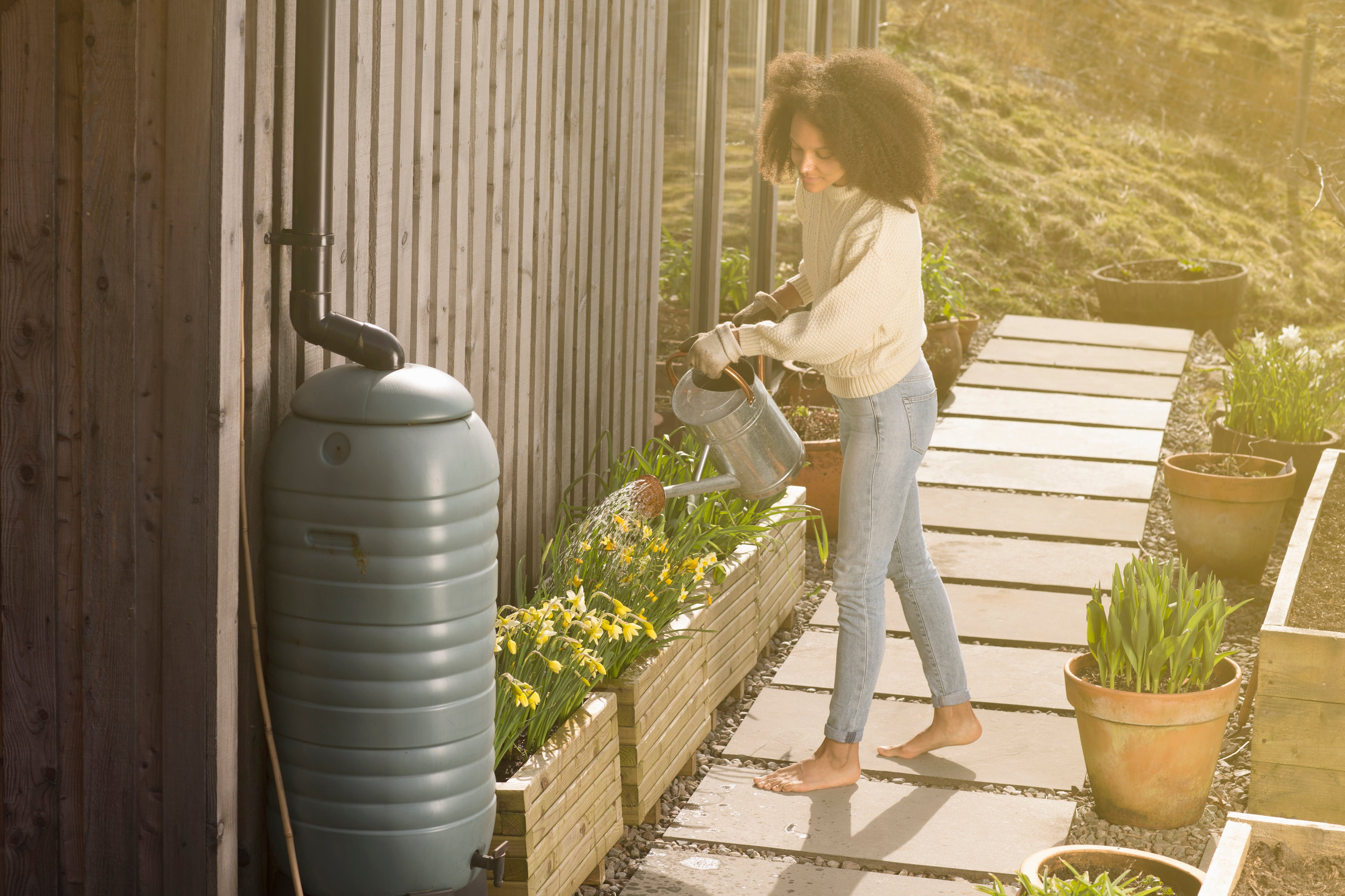 Mujer reglando las plantas.