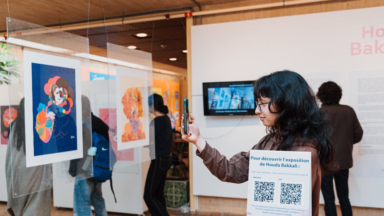 Las pinturas de Houda Bakkali hablan, pero cobran una vida aumentada desde sus teléfonos.