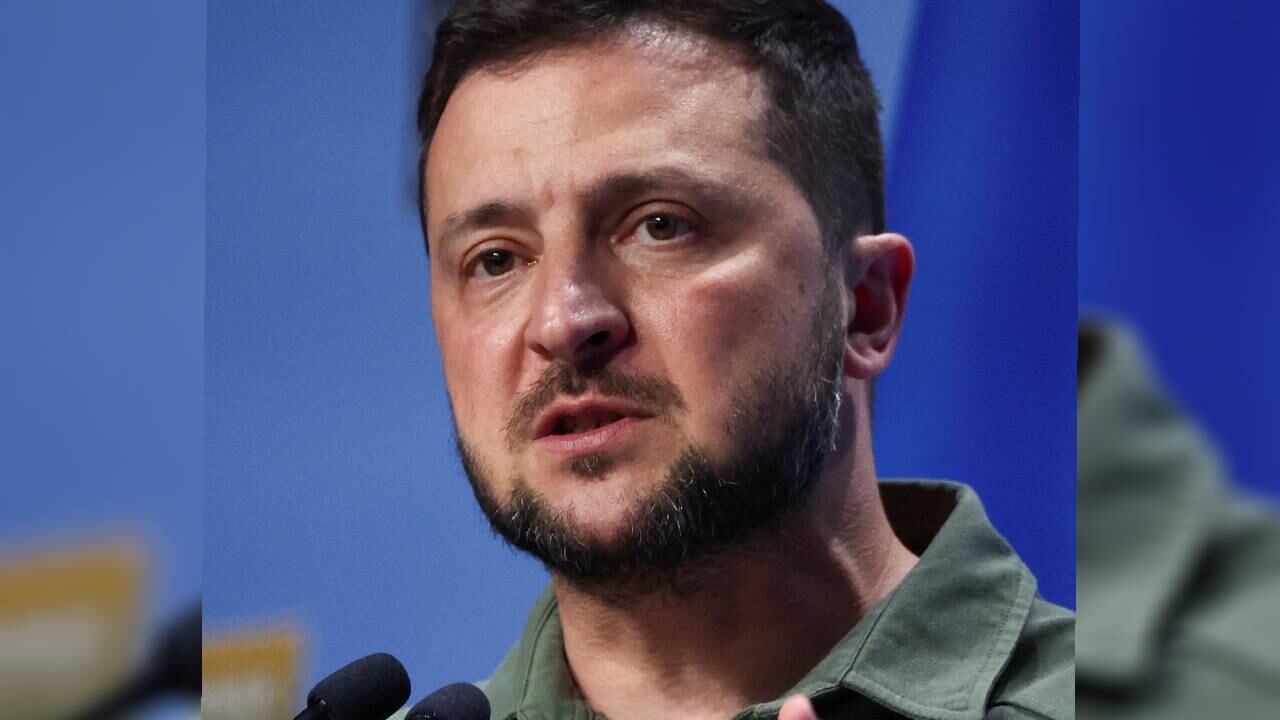 El presidente de Ucrania, Volodímir Zelenski, da una conferencia de prensa durante una cumbre de líderes de la OTAN.