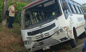 Las balas impactaron en el vidrio de la parte delantera del bus.
