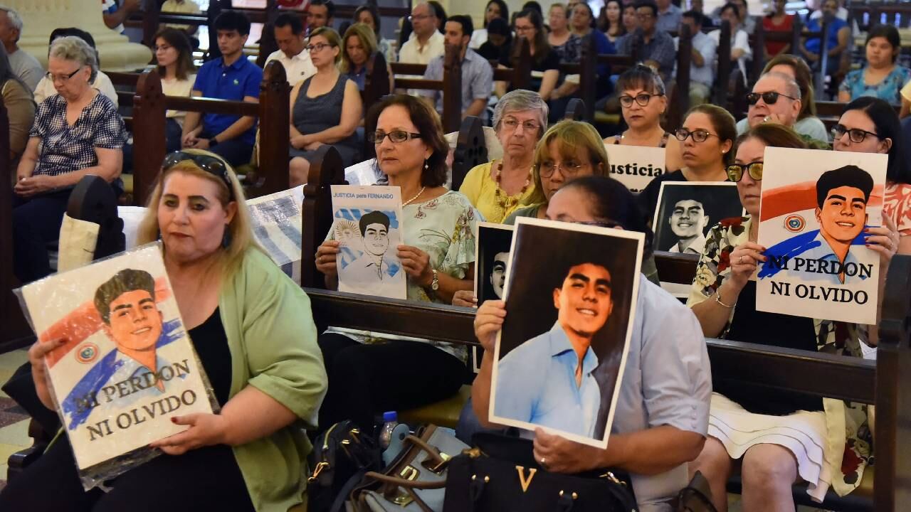 Asistentes a una misa en honor a Fernando Báez Sosa, el hijo de paraguayos de 18 años que fue asesinado a golpes en Argentina en 2020.