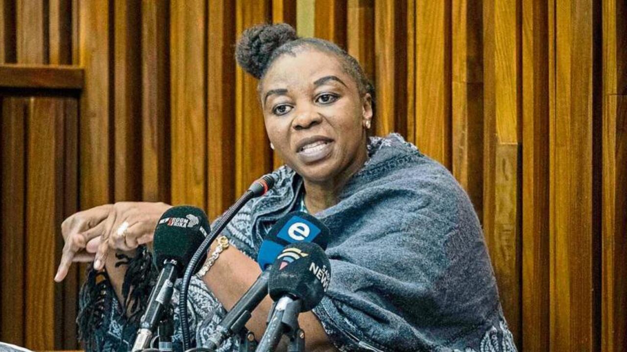 La expolicía Nomia Rosemary Ndlovu declarando en su juicio, en Johannesburgo EMMANUEL CROSET / AFP