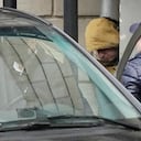 El reportero del Wall Street Journal, Evan Gershkovich, es escoltado por oficiales de la corte de Lefortovsky a un autobús, en Moscú, Rusia, el jueves 30 de marzo de 2023