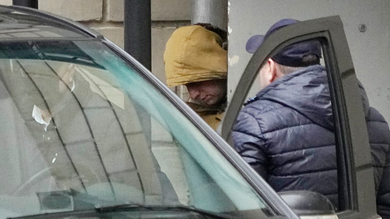 El reportero del Wall Street Journal, Evan Gershkovich, es escoltado por oficiales de la corte de Lefortovsky a un autobús, en Moscú, Rusia, el jueves 30 de marzo de 2023