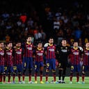 BARCELONA, SPAIN - AUGUST 02: FC Barcelona players observe a minute of silence in memory of late former FC Barcelona goalkeeper Antoni Ramallets during a friendly match between FC Barcelona and Santos at Nou Camp on August 2, 2013 in Barcelona, Spain. (Photo by David Ramos/Getty Images)