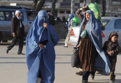 Gracias al ambiente más tranquilo que se respira en Kabul y a la ausencia de los talibanes, algunas mujeres salen a la calle sin burka o con el velo suelto, y se revelan sus caras y su ropa. Algo impensable hace diez años.