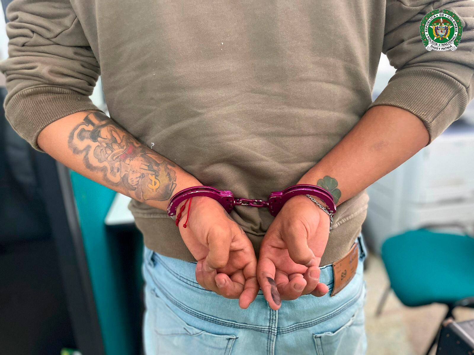 Esposas púrpuras que le colocaron al capturado.