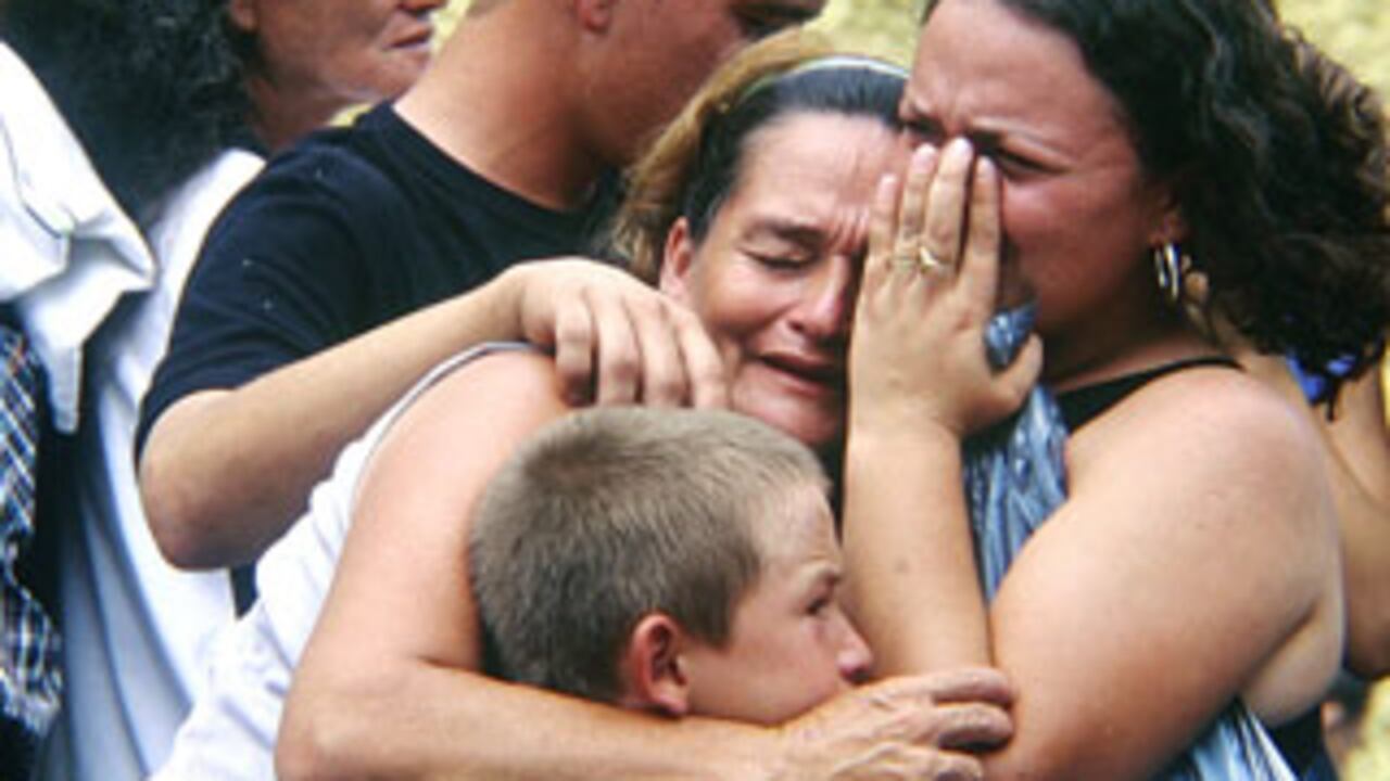 Llanto y dolor tras un acto de violencia en San Carlos, Antioquia, en 2003.
FOTO: NATALIA BOTERO DUQUE / SEMANA