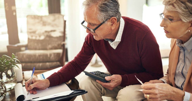 Además del aumento de la edad, la introducción progresiva del cálculo dual a partir de 2026 permite al futuro pensionado elegir el método más favorable para calcular su base reguladora.