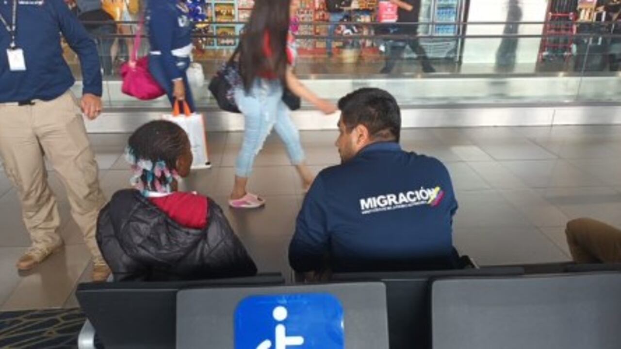 Niña abandonada en el aeropuerto El Dorado.