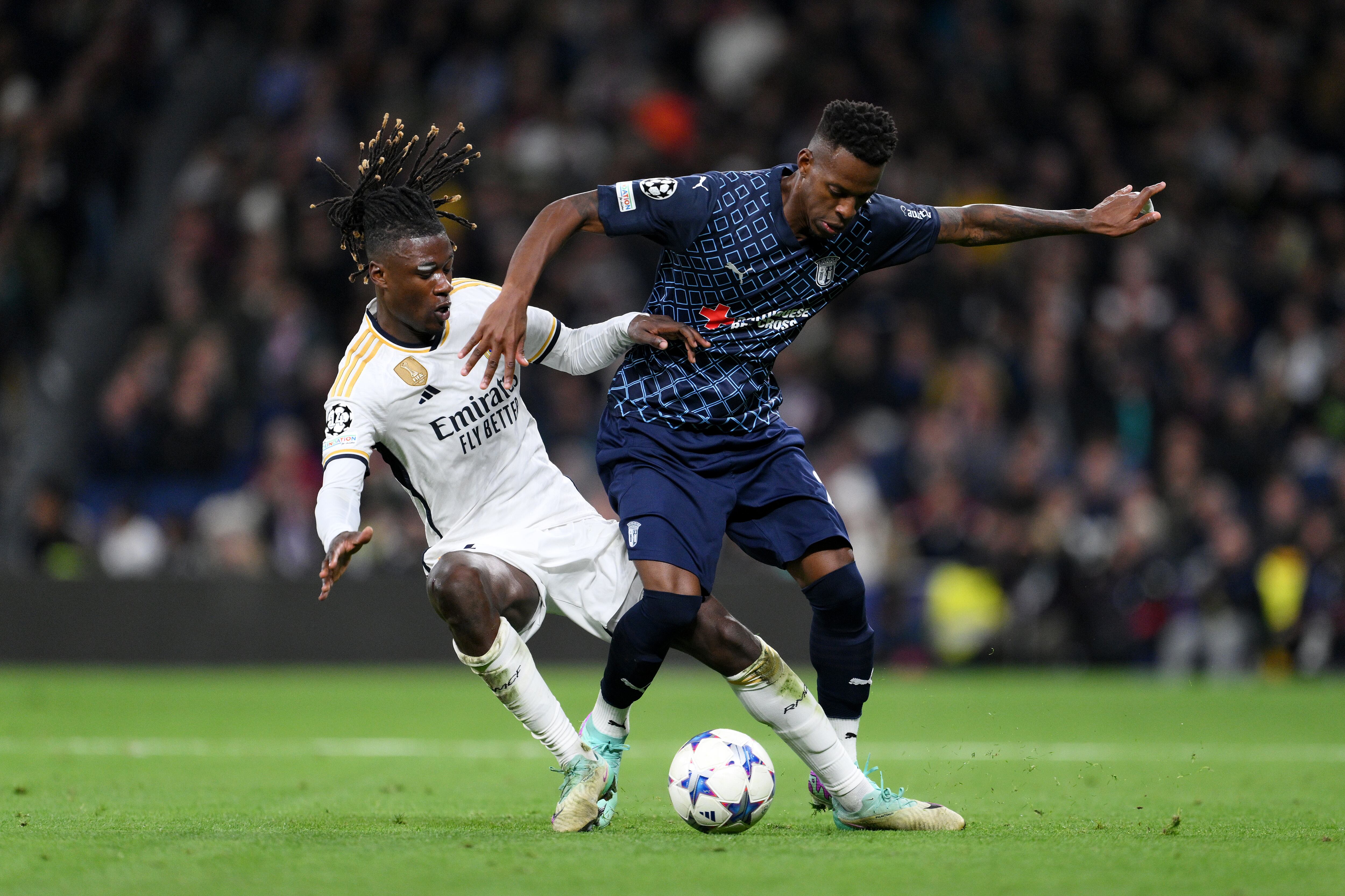 Eduardo Camavinga del Real Madrid (L) y Cristian Borja del SC Braga luchan por el balón durante el partido de la UEFA Champions League entre el Real Madrid y el SC Braga en el Estadio Santiago Bernabeu.