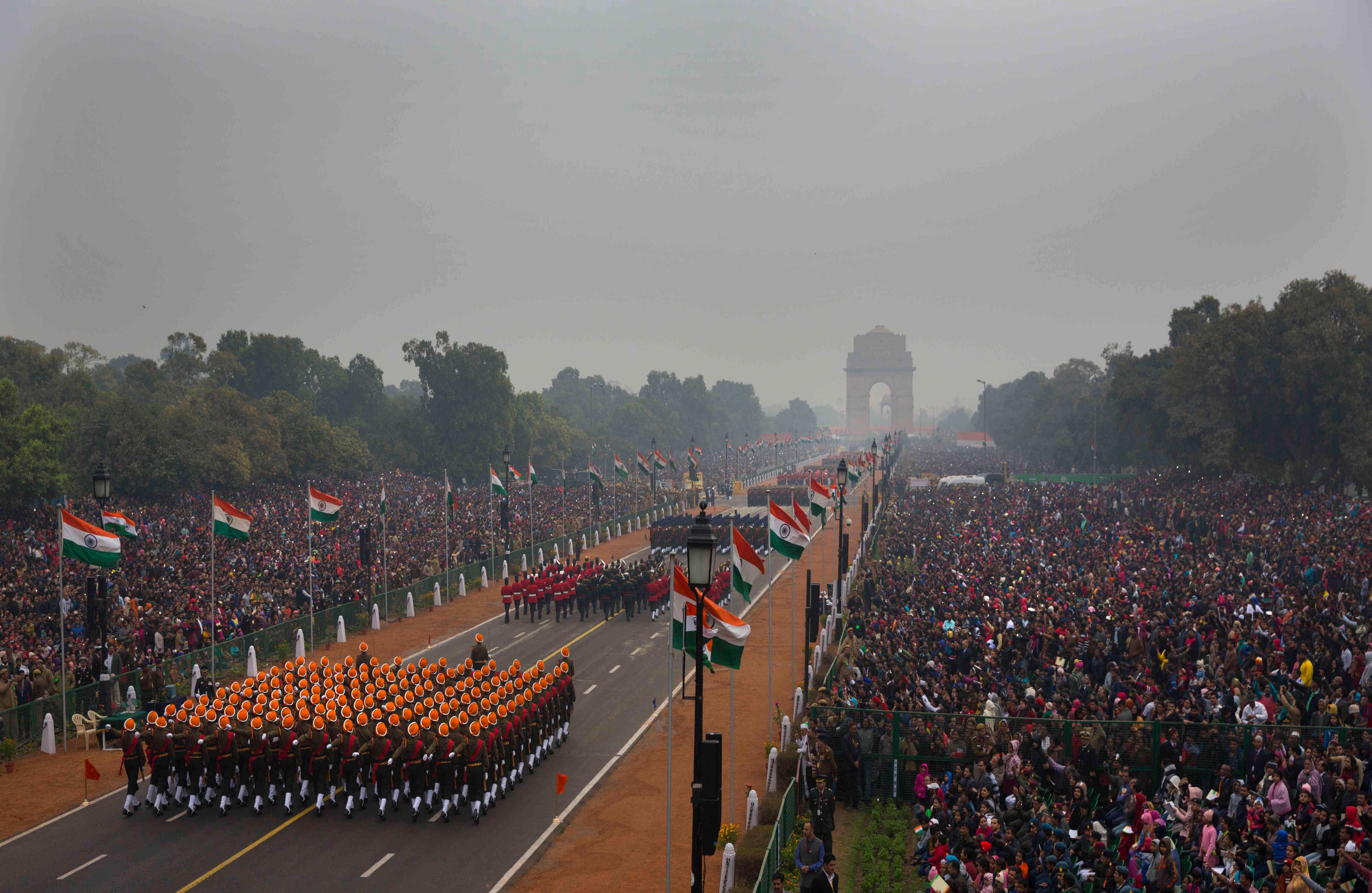 Los soldados de las fuerzas armadas indias marchan a lo largo de Rajpath, el bulevar ceremonial, durante desfile del día de la república en Nueva Delhi, la India, jueves, 26 de enero, 2017. India celebra el día de la república con desfiles a través del país, exhibiendo el poder militar y la fuerza económica de la India. (AP Foto / Manish Swarup)